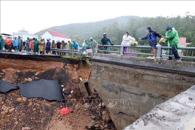 Mố cầu Lò Gốm bị sập do nước lũ. Ảnh: Đỗ Trưởng – TTXVN