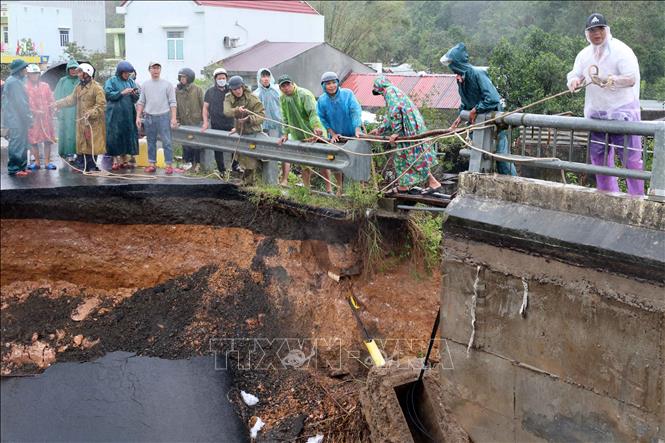 Mố cầu Lò Gốm bị sập do nước lũ. Ảnh: Phạm Kha – TTXVN

