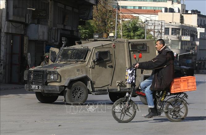 Xe quân sự Israel tại thành phố Nablus, Bờ Tây ngày 20/11/2025. Ảnh: THX/TTXVN