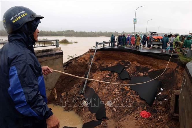  Dùng dây thừng vận chuyển lương thực qua cầu Lò Gốm tại Đắk Lắk. Ảnh: Đỗ Trưởng - TTXVN