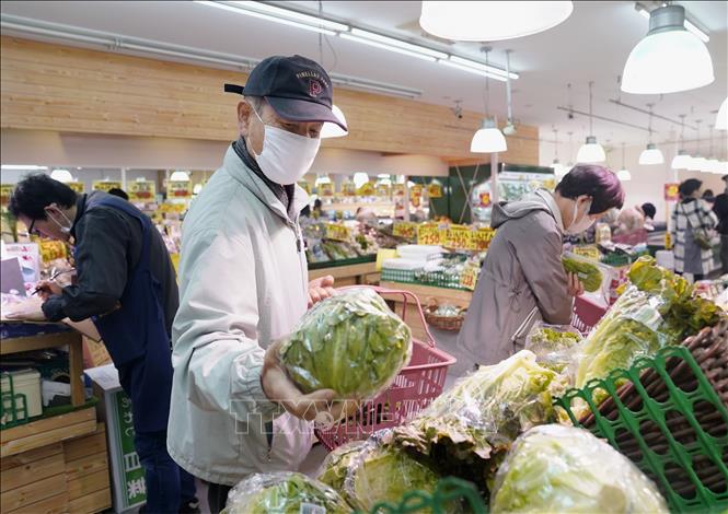 Người dân mua sắm tại siêu thị ở Tokyo, Nhật Bản. Ảnh: Kyodo/TTXVN
