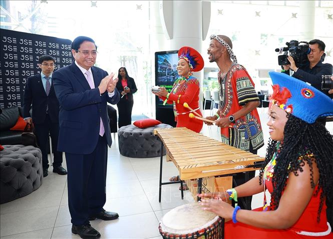 Thủ tướng Phạm Minh Chính thăm và khai trương phiên giao dịch tại Thị trường Chứng khoán Johannesburg. Ảnh: Dương Giang-TTXVN 
