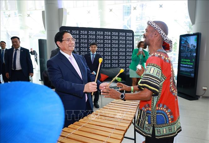 Thủ tướng Phạm Minh Chính thăm và khai trương phiên giao dịch tại Thị trường Chứng khoán Johannesburg. Ảnh: Dương Giang-TTXVN 
