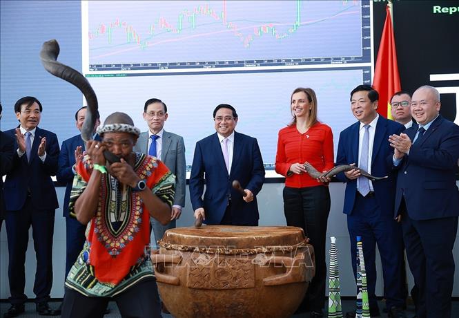 Thủ tướng Phạm Minh Chính và các đại biểu đánh trống khai trương phiên giao dịch tại Thị trường Chứng khoán Johannesburg. Ảnh: Dương Giang-TTXVN
