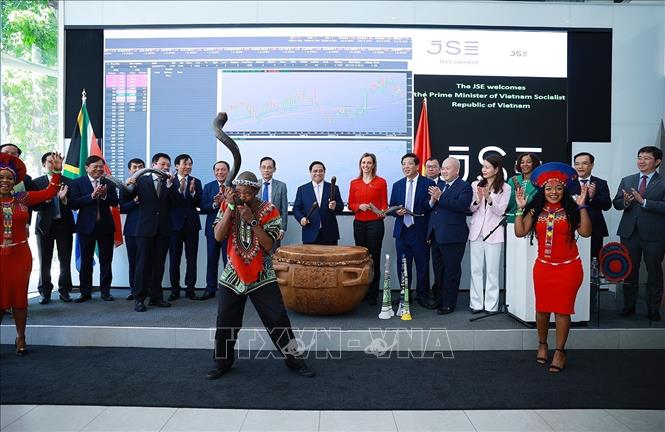 Thủ tướng Phạm Minh Chính và các đại biểu đánh trống khai trương phiên giao dịch tại Thị trường Chứng khoán Johannesburg. Ảnh: Dương Giang-TTXVN
