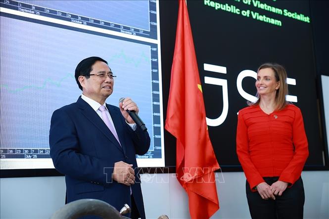 Thủ tướng Phạm Minh Chính phát biểu khi đến thăm sàn giao dịch tại Thị trường Chứng khoán Johannesburg. Ảnh: Dương Giang-TTXVN 