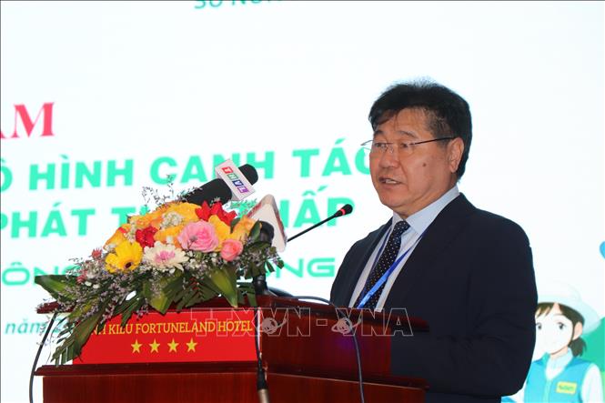 Ông Lê Quốc Thanh, Giám đốc Trung tâm Khuyến nông quốc gia thông tin thực kết quả tích cực từ các mô hình canh tác lúa chất lượng cao, phát thải thấp. Ảnh: Thu Hiền - TTXVN