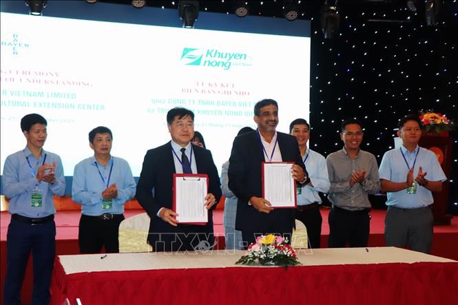 Đại diện Trung tâm Khuyến nông quốc gia và Công ty THHH Bayer Việt Nam ký biên bản ghi nhớ thực hiện canh tác lúa chất lượng cao, phát thải thấp. Ảnh: Thu Hiền – TTXVN