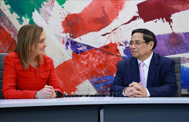 Thủ tướng Phạm Minh Chính gặp bà Leila Fourie, Giám đốc Thị trường Chứng khoán Johannesburg. Ảnh: Dương Giang-TTXVN