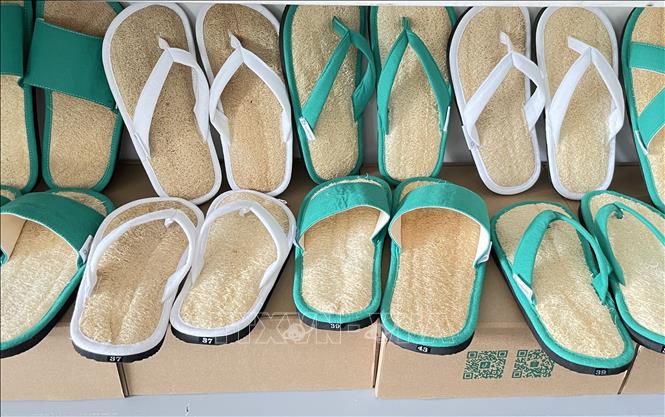 Dép đi trong nhà được làm từ xơ mướp. Ảnh: Hồng Nhung - TTXVN 