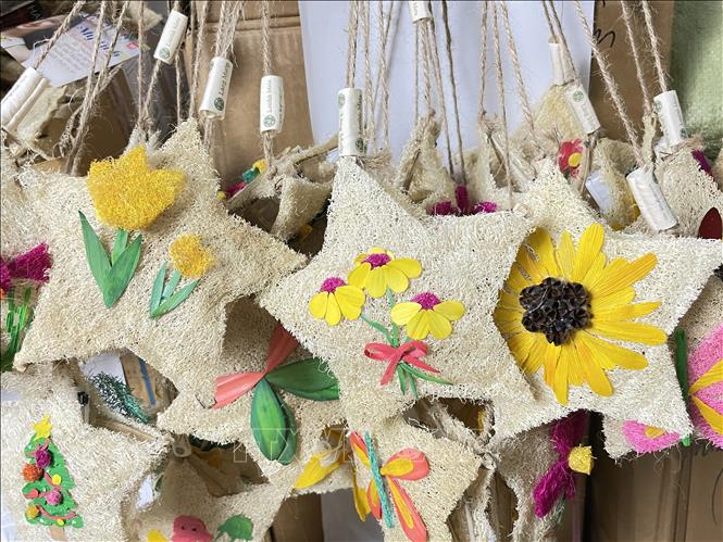 Sản phẩm dùng để trang trí làm từ xơ mướp. Ảnh: Hồng Nhung - TTXVN 