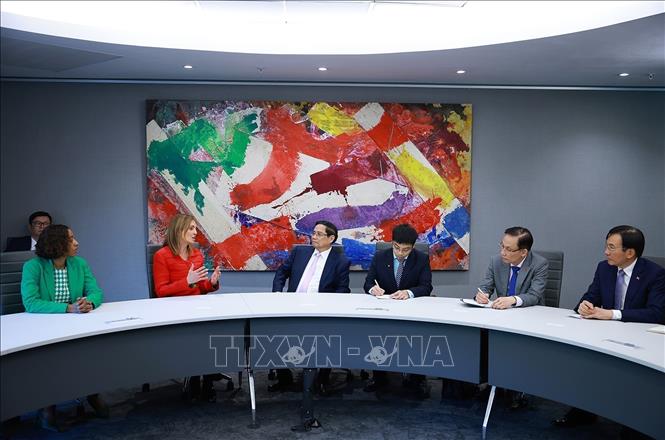 Thủ tướng Phạm Minh Chính gặp bà Leila Fourie, Giám đốc Thị trường Chứng khoán Johannesburg. Ảnh: Dương Giang-TTXVN