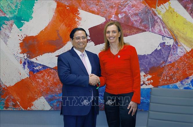 Prime Minister Pham Minh Chinh meets Leila Fourie, CEO of Johannesburg Stock Exchange. VNA Photo: Dương Giang