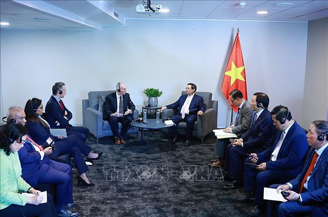 Thủ tướng Phạm Minh Chính tiếp ông Neil Pollock, Phó Chủ tịch Phòng Thương mại và Công nghiệp Nam Phi. Ảnh: Dương Giang-TTXVN