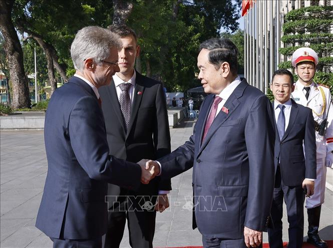 Chủ tịch Quốc hội Trần Thanh Mẫn đón Chủ tịch Thượng viện Quốc hội Cộng hòa Séc Milos Vystrcil. Ảnh: Doãn Tấn - TTXVN