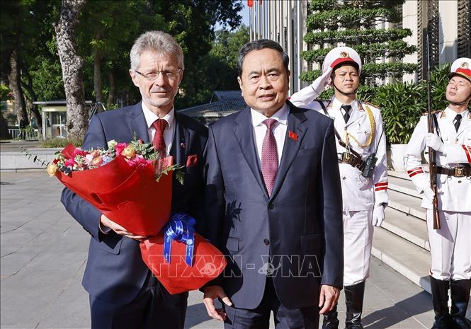 Chủ tịch Quốc hội Trần Thanh Mẫn đón Chủ tịch Thượng viện Quốc hội Cộng hòa Séc Milos Vystrcil. Ảnh: Doãn Tấn - TTXVN