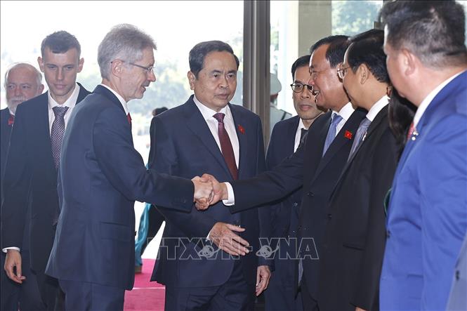 Chủ tịch Quốc hội Trần Thanh Mẫn và đoàn đại biểu Việt Nam đón Chủ tịch Thượng viện Quốc hội Cộng hòa Séc Milos Vystrcil. Ảnh: Doãn Tấn - TTXVN