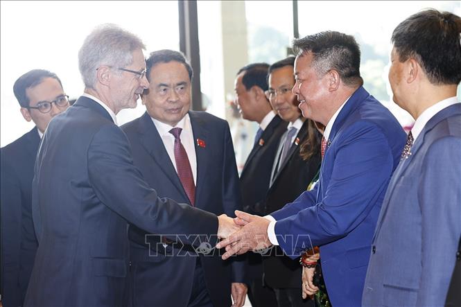 Chủ tịch Quốc hội Trần Thanh Mẫn và đoàn đại biểu Việt Nam đón Chủ tịch Thượng viện Quốc hội Cộng hòa Séc Milos Vystrcil. Ảnh: Doãn Tấn - TTXVN