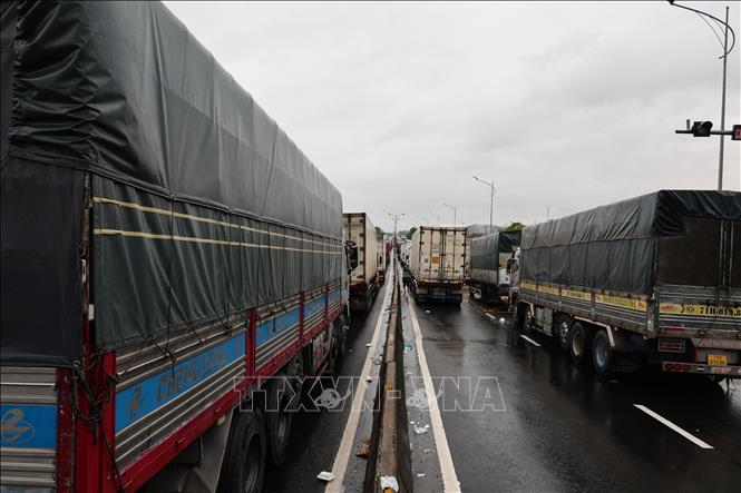 Tắc xe trên tuyến Quốc lộ 1A đoạn từ phường Tuy An Nam vào phường Tuy Hòa (Đắk Lắk). Ảnh: Phạm Kha – TTXVN