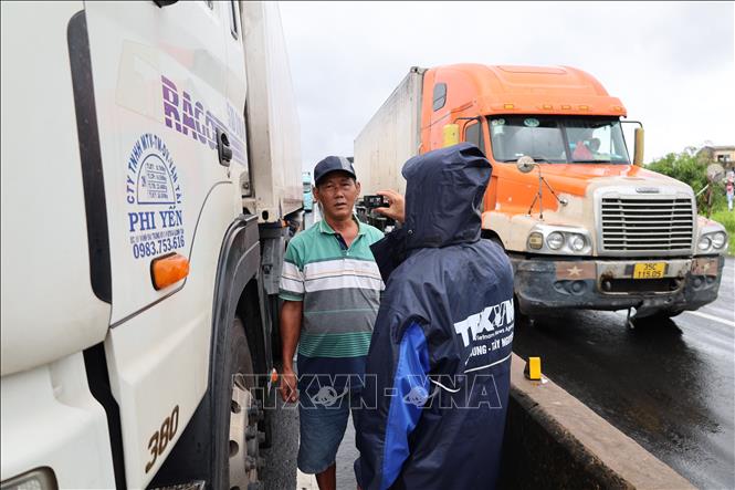 Phóng viên TTXVN trao đổi với tài xế về tình trạng tắc xe nhiều ngày trên tuyến Quốc lộ 1A đoạn từ phường Tuy An Nam vào phường Tuy Hòa (Đắk Lắk). Ảnh: Đỗ Trưởng – TTXVN