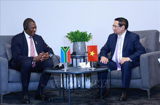 Thủ tướng Phạm Minh Chính gặp Phó Tổng thống Nam Phi Paul Mashatile. Ảnh: Dương Giang-TTXVN