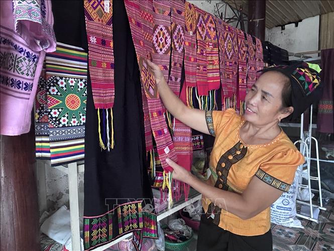 Bảo tồn và gìn giữ nghề dệt thổ cẩm ở xã Môn Sơn, tỉnh Nghệ An. Ảnh: Bích Huệ - TTXVN