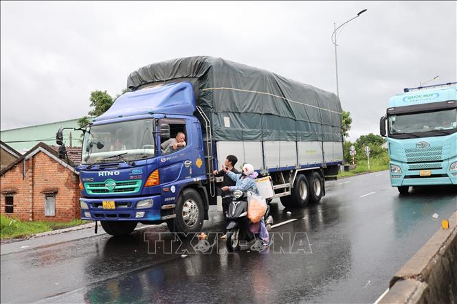 Tài xế xe tải mua lương thực khô để ăn do tắc xe trên tuyến Quốc lộ 1A đoạn từ phường Tuy An Nam vào phường Tuy Hòa (Đắk Lắk). Ảnh: Phạm Kha – TTXVN