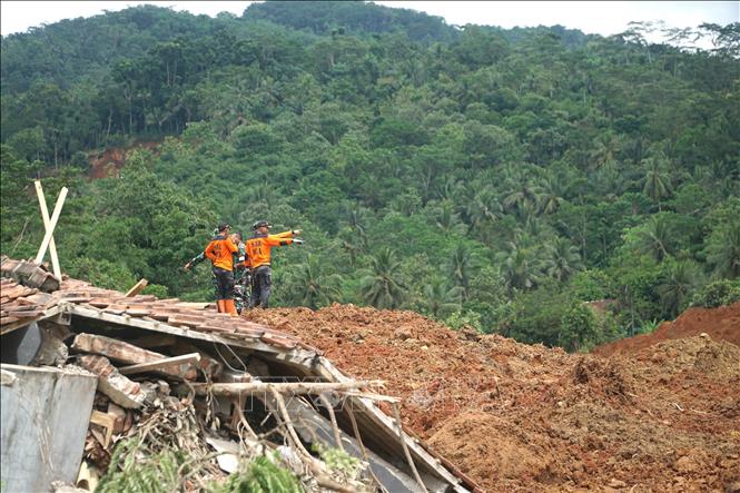 Lực lượng cứu hộ tại hiện trường lở đất ở tỉnh Trung Java, Indonesia ngày 14/11/2025. Ảnh: THX/TTXVN