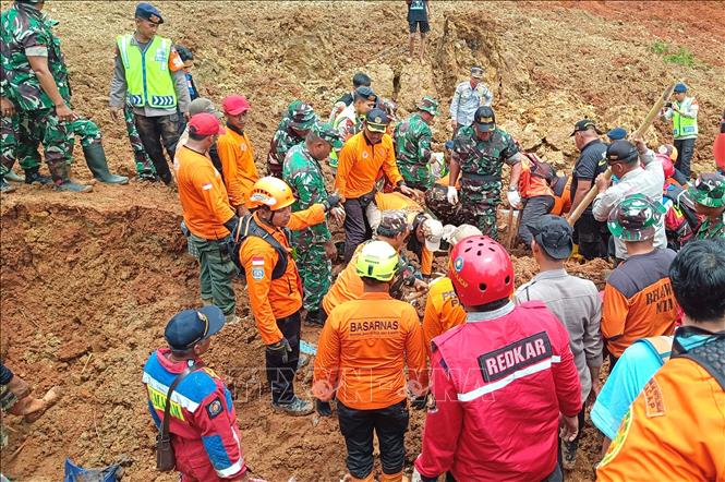 Lực lượng cứu hộ tại hiện trường lở đất ở tỉnh Trung Java, Indonesia ngày 14/11/2025. Ảnh: THX/TTXVN