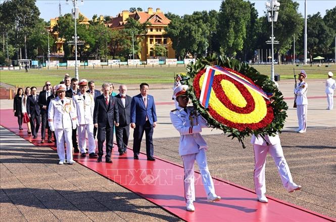 Chủ tịch Thượng viện Quốc hội Cộng hòa Séc Milos Vystrcil đến đặt vòng hoa và vào Lăng viếng Chủ tịch Hồ Chí Minh. Ảnh: Minh Đức – TTXVN

