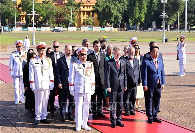 Chủ tịch Thượng viện Quốc hội Cộng hòa Séc Milos Vystrcil đến đặt vòng hoa và vào Lăng viếng Chủ tịch Hồ Chí Minh. Ảnh: Minh Đức – TTXVN

