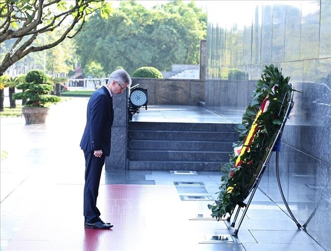 Chủ tịch Thượng viện Quốc hội Cộng hòa Séc Milos Vystrcil đến đặt vòng hoa và vào Lăng viếng Chủ tịch Hồ Chí Minh. Ảnh: Minh Đức – TTXVN

