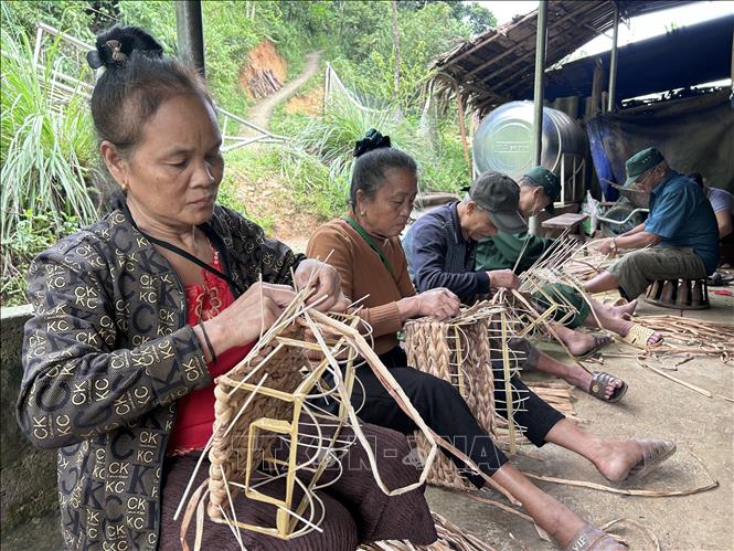 Tại xã Yên Na, mô hình sinh kế bền vững đan bèo tây góp phần cải thiện đời sống người dân vùng cao. Ảnh: Bích Huệ - TTXVN