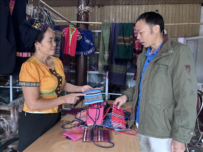 Chính quyền xã Môn Sơn đã đầu tư và hỗ trợ người dân sản xuất kinh doanh, xây dựng thương hiệu sản phẩm thổ cẩm, tìm kiếm đầu ra ổn định cho sản phẩm. Ảnh: Bích Huệ - TTXVN