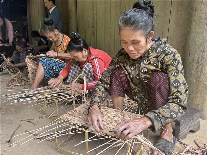 Để tạo lối thoát nghèo và giữ chân lực lượng lao động, xã Yên Na, đã kết nối với doanh nghiệp, đưa nghề đan bèo tây xuất khẩu về địa phương. Ảnh: Bích Huệ - TTXVN
