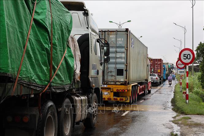 Tắc xe trên tuyến Quốc lộ 1A đoạn từ phường Tuy An Nam vào phường Tuy Hòa (Đắk Lắk). Ảnh: Phạm Kha – TTXVN