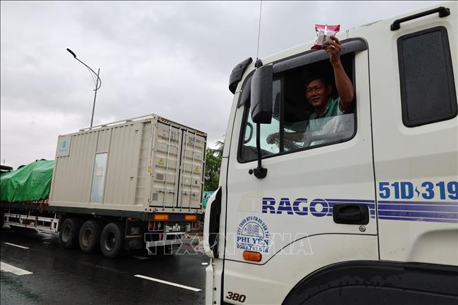 Tài xế xe tải mua lương thực khô để ăn do tắc xe trên tuyến Quốc lộ 1A đoạn từ phường Tuy An Nam vào phường Tuy Hòa (Đắk Lắk). Ảnh: Đỗ Trưởng – TTXVN