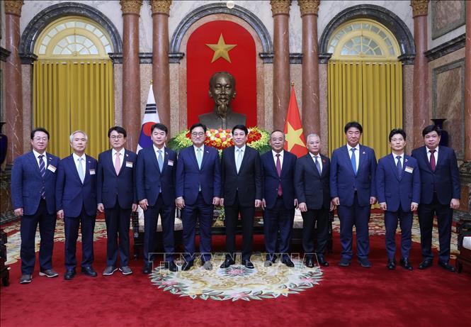 Chủ tịch nước Lương Cường với Chủ tịch Quốc hội Hàn Quốc Woo Won Shik và các đại biểu. Ảnh: Lâm Khánh - TTXVN