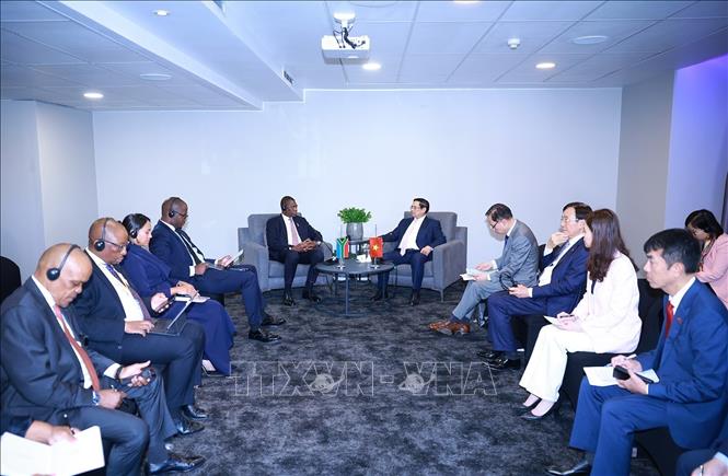 Thủ tướng Phạm Minh Chính gặp Phó Tổng thống Nam Phi Paul Mashatile. Ảnh: Dương Giang-TTXVN 