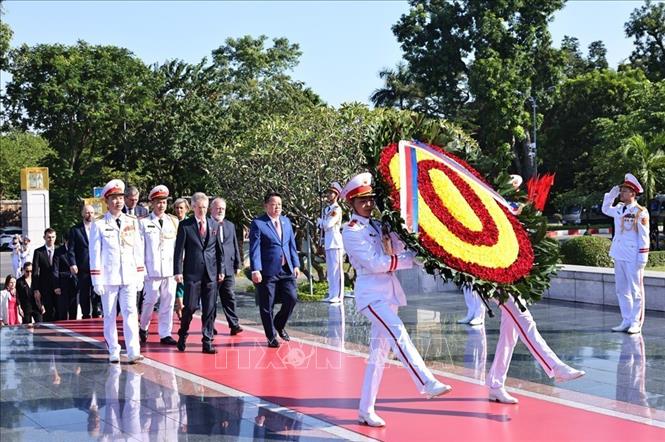 Chủ tịch Thượng viện Quốc hội Cộng hòa Séc Milos Vystrcil đến đặt vòng hoa tại Đài tưởng niệm các Anh hùng liệt sĩ. Ảnh: Minh Đức – TTXVN