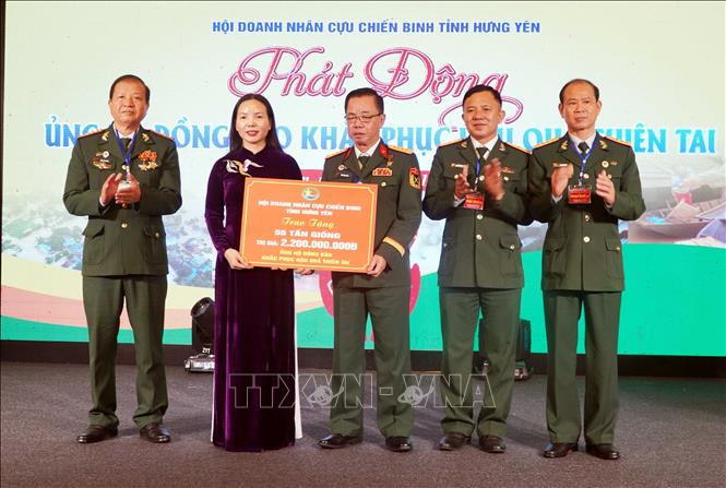 Thông qua Ủy ban Mặt trận tổ quốc Việt Nam tỉnh Hưng Yên, Hội Doanh nhân cựu chiến binh tỉnh Hưng Yên đã trao biểu trưng 55 tấn giống cây trồng trị giá 2,2 tỷ đồng và 250 triệu tiền mặt để gửi tới người dân vùng thiên tai. Ảnh: Nguyễn Công Hải - TTXVN