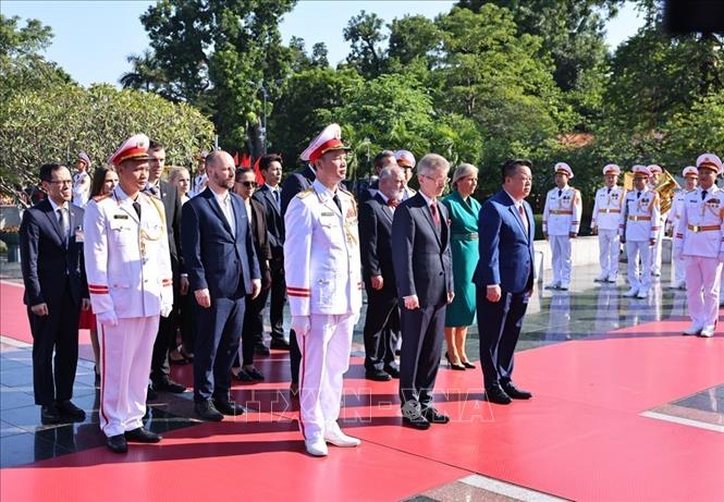 Chủ tịch Thượng viện Quốc hội Cộng hòa Séc Milos Vystrcil đến đặt vòng hoa tại Đài tưởng niệm các Anh hùng liệt sĩ. Ảnh: Minh Đức – TTXVN