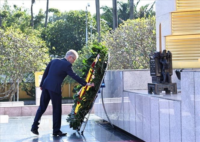 Chủ tịch Thượng viện Quốc hội Cộng hòa Séc Milos Vystrcil đến đặt vòng hoa tại Đài tưởng niệm các Anh hùng liệt sĩ. Ảnh: Minh Đức – TTXVN