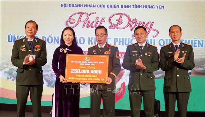 Hội Doanh nhân cựu chiến binh tỉnh Hưng Yên trao biểu trưng 55 tấn giống cây trồng trị giá 2,2 tỷ đồng và 250 triệu tiền mặt hỗ trợ người dân vùng lũ. Ảnh: Nguyễn Công Hải - TTXVN