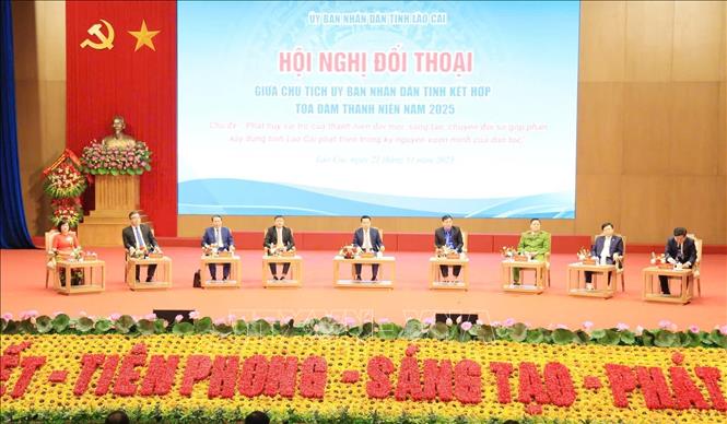 Chủ tịch UBND tỉnh Lào Cai Nguyễn Tuấn Anh và lãnh đạo các sở, ngành trao đổi, giải đáp các ý kiến của thanh niên. Ảnh: TTXVN phát