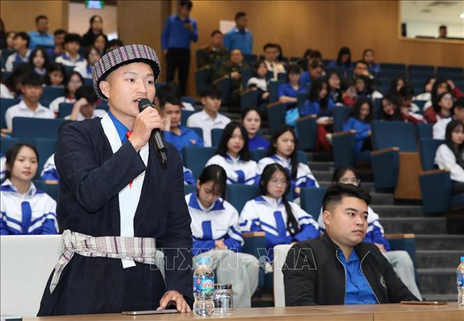 Thanh niên Lào Cai phát biểu ý kiến, kiến nghị tại hội nghị đối thoại. Ảnh: TTXVN phát