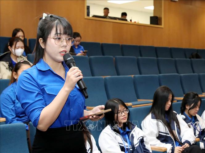 Thanh niên nêu ý kiến, kiến nghị tại hội nghị đối thoại. Ảnh: TTXVN phát