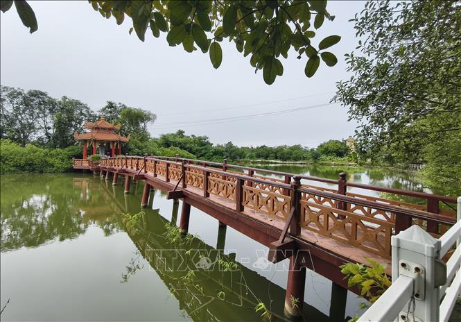 Chiếc cầu dẫn ra đài Quan Thế Âm là điểm nhấn hút khách tham quan. Ảnh: Thanh Thương - TTXVN