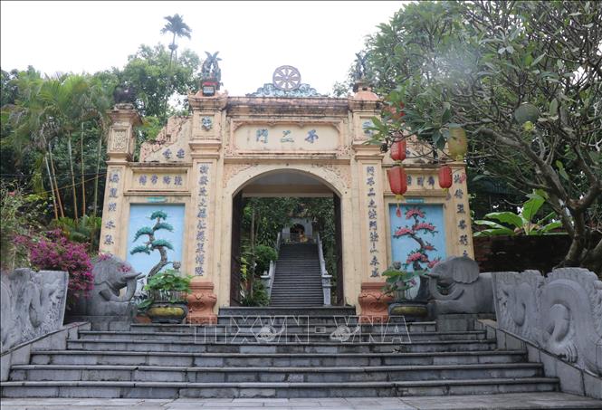 Cồng vào chùa được dọn dẹp gọn gàng, sạch đẹp thể hiện sự tôn kính. Ảnh: Thanh Thương - TTXVN