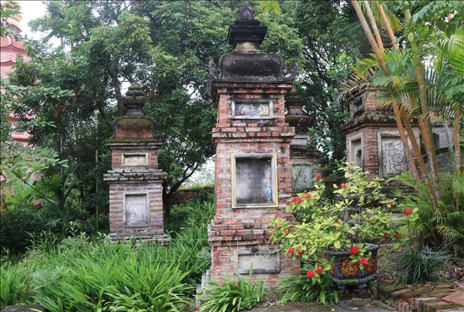 Vườn tháp cổ kính còn khá nguyên vẹn nằm dưới bóng những cây cổ thụ trong chùa. Ảnh: Thanh Thương - TTXVN